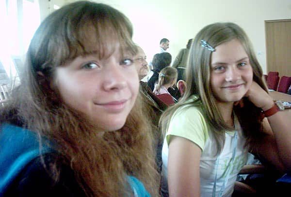 Natalia i Anita cieszą się z wyróżnienia.