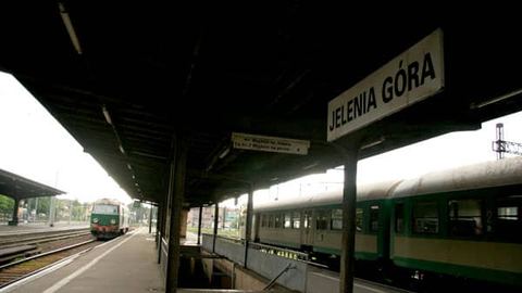 Na razie wielkim przegranym w walce o pasażerów na trasie Jelenia Góra Wrocław są Polskie Koleje Państwowe.