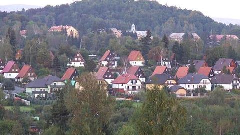 Ze wzgórza rozciąga się malowniczy widok na mniej znaną część Jeleniej Góry.