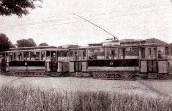 Tramwaj z Cieplic do Podgórzyna w trasie.