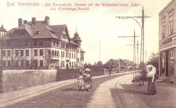 W oczekiwaniu na tramwaj przy Hermrsdorferstr (Cieplicka). Początek XX wieku.