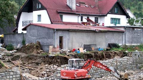 Prace przy odbudowie zniszczeń po powodzi w Piechowicach.