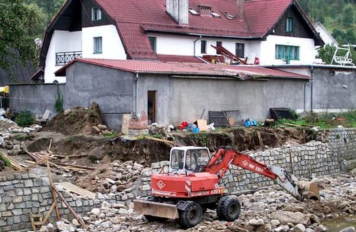 Prace przy odbudowie zniszczeń po powodzi w Piechowicach.