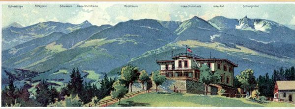 Karkonosze w panoramicznym ujęciu ze schroniskiem na Grzybowcu na pierwszym planie.