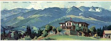 Karkonosze w panoramicznym ujęciu ze schroniskiem na Grzybowcu na pierwszym planie.