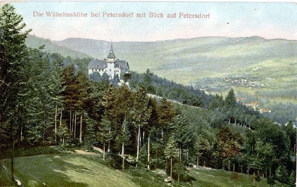 Schronisko na Grzybowcu z panoramą okolicy.