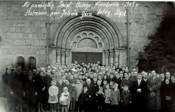 Pamiątkowe zdjęcie pierwszych polskich osadników w grudniu 1945 roku.