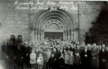 Pamiątkowe zdjęcie pierwszych polskich osadników w grudniu 1945 roku.