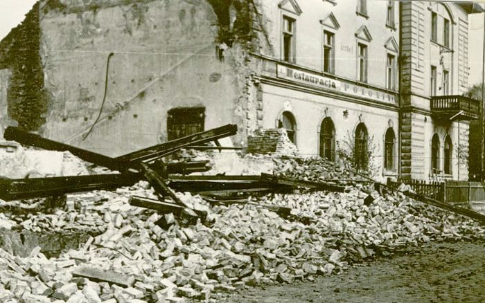 Rozbiórka kamienicy przy restauracji Polonia.