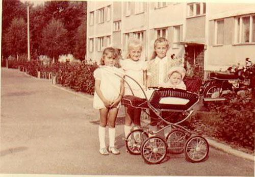 Urok kolorowych zdjęć na kliszy ORWO. Lata 70-te przy piechowickim blokowisku.