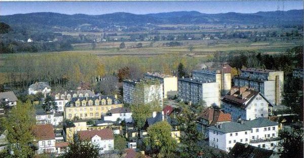 Panorama Piechowic z lat PRL: w budownictwie mieszanka stylów.