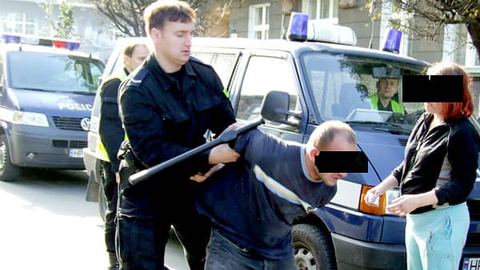Policjanci mieli kłopot, aby obezwładnić krewkiego sprawcę zdarzenia.