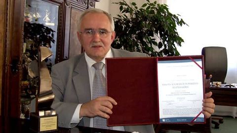 Prezydent J. Kusiak ze statuetką i certyfikatem.