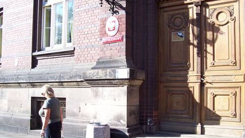 Przy wejściu do Sądu Okręgowego w Jeleniej Górze może być wkrótce bardziej tłoczno.