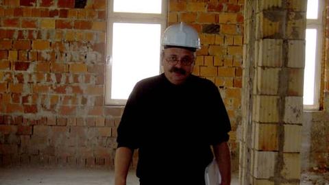 Marcin Zawiła na placu budowy Książnicy Karkonoskiej.