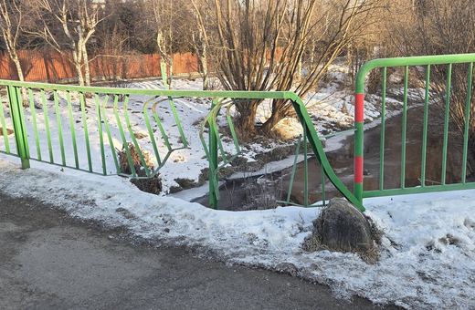 Sprawca uderzył w barierkę i uciekł