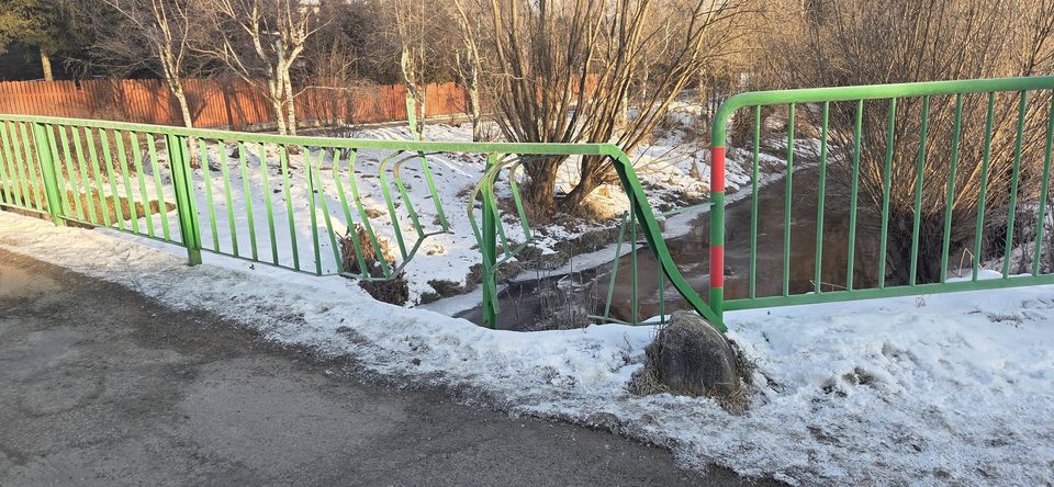 Sprawca uderzył w barierkę i uciekł