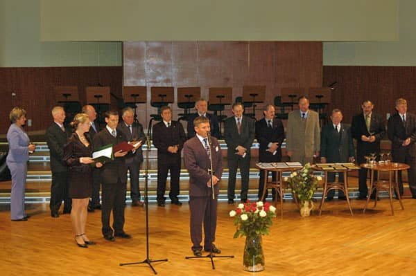 Jacek Musiał, dyrektor Aeroklubu Jeleniogórskiego oraz starosta Jacek Włodyga po odsłonięciu pamiątkowej tablicy.
