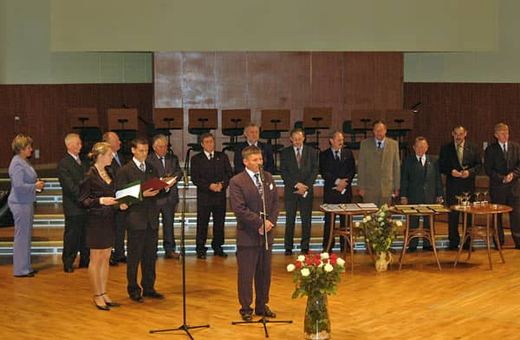 Jacek Musiał, dyrektor Aeroklubu Jeleniogórskiego oraz starosta Jacek Włodyga po odsłonięciu pamiątkowej tablicy.