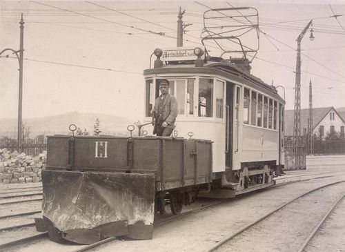 Próba pługu przed zimą: tramwaj jedzie w kierunku Herischdorfu (Malinnik).