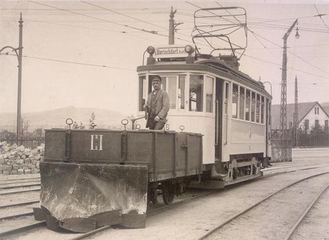Próba pługu przed zimą: tramwaj jedzie w kierunku Herischdorfu (Malinnik).
