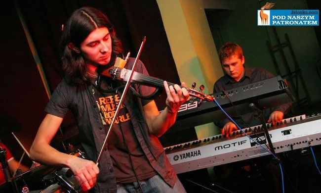 Adam Bałdych (elektryczne skrzypce)oraz Rafał Stępień (keyboard).