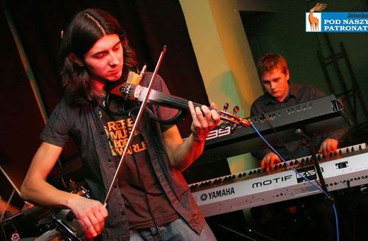 Adam Bałdych (elektryczne skrzypce)oraz Rafał Stępień (keyboard).