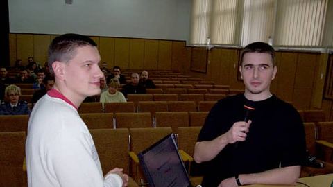 Jakub Pepłoński i Michał Skawiński szkolili grupę policjantów na temat przestępczości i oszustw w portalu internetowym Allegro