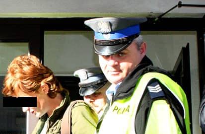 Patrycja G. wyprowadzana przez policjantów z komisariatu przy ul. Armii Krajowej.