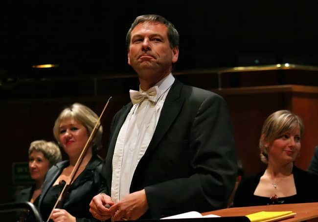 Song Hee Lee gra partię solową koncertu Schumanna.