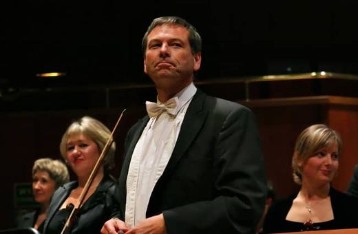 Song Hee Lee gra partię solową koncertu Schumanna.