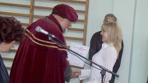 Starszy Cechu Zbigniew Ładziński wręcza akt ślubowania.