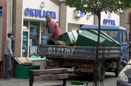 We wtorek ustawiano skrzynie z piaskiem przy ulicy 1 Maja.