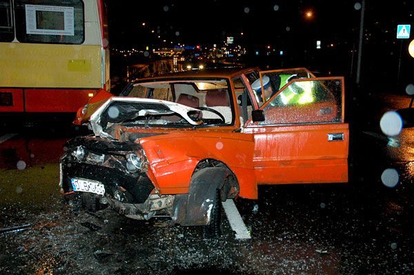 Po uderzeniu w autobus polonez nadaje się tylko na złom.