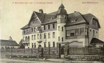 Eklektyczny pensjonat, w którym po 1945 roku znalazł siedzibę szpital MSW.