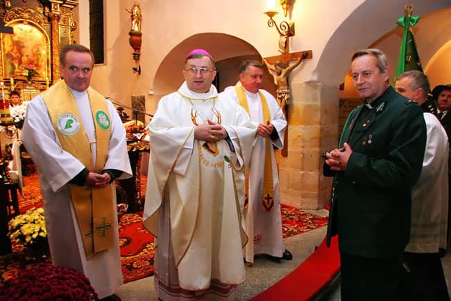 ks. Jan Nicko z bp. Stefanem Regmuntem podczas nabożeństwa.