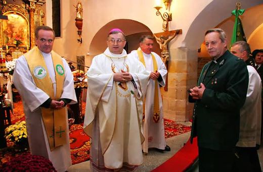 ks. Jan Nicko z bp. Stefanem Regmuntem podczas nabożeństwa.