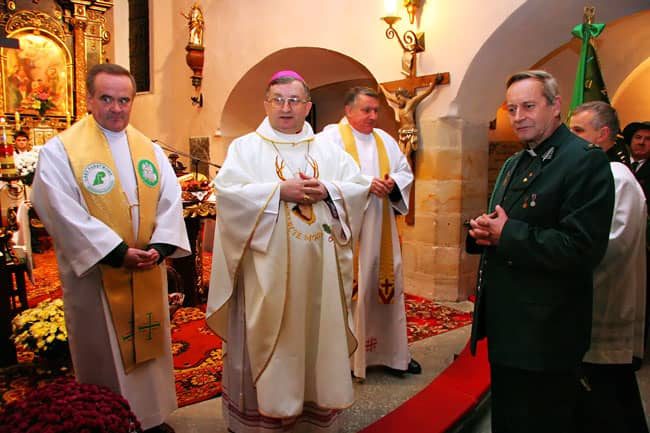 ks. Jan Nicko z bp. Stefanem Regmuntem podczas nabożeństwa.
