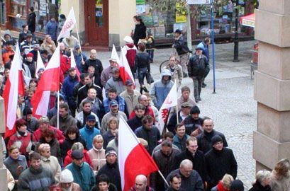 Manifestanci podążają u. Wincentego Pola w kierunku centrum Jeleniej Góry.