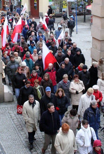 Manifestanci podążają u. Wincentego Pola w kierunku centrum Jeleniej Góry.