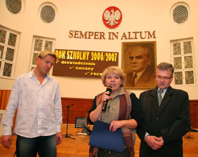 Jacek Ziobro prowadzi licytację obrazów. Obok Ala, autorka dzieła wylicytowanego za 350 zł.