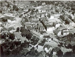 Panorama Jeleniej Góry od strony dawnej al. 15 Grudnia. Już widać puste place po wyburzeniach. Na jednym z nich powstanie szpecący pawilon, zburzony w tym roku.