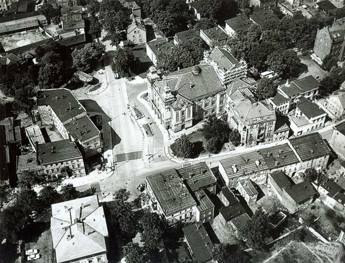 Tu niewiele się zmieniło: widać Teatr Jeleniogórski, dach gmachu urzędu miasta i kawałek boiska przy szkole podstawowej nr 2.
