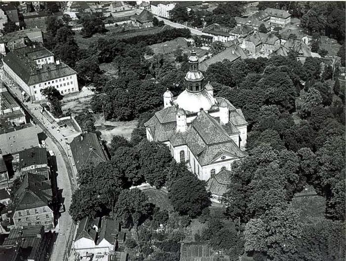 Kościół garnizonowy latem 1968 roku. W tle plac, na którym będzie targowisko przy ulicy Kilińskiego.