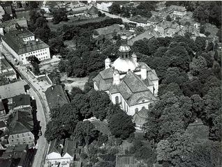 Kościół garnizonowy latem 1968 roku. W tle plac, na którym będzie targowisko przy ulicy Kilińskiego.