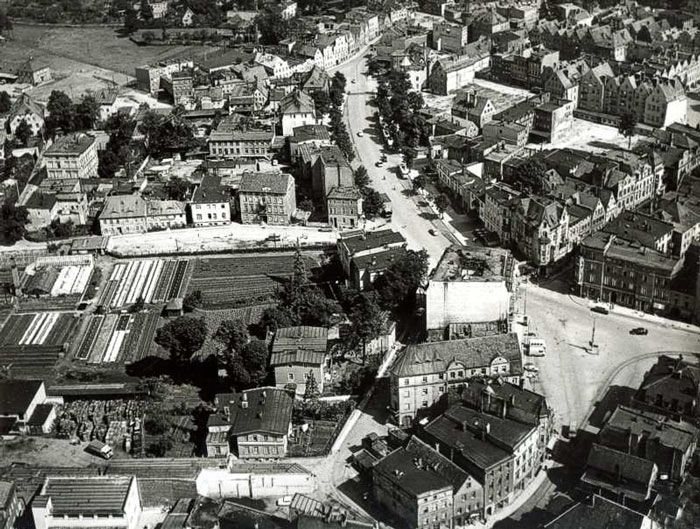 Dziś jest tu targowisko Flora. W 1968 roku były ogrody. Obok jeszcze bardzo spokojna ul. Korczaka.