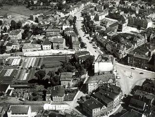 Dziś jest tu targowisko Flora. W 1968 roku były ogrody. Obok jeszcze bardzo spokojna ul. Korczaka.