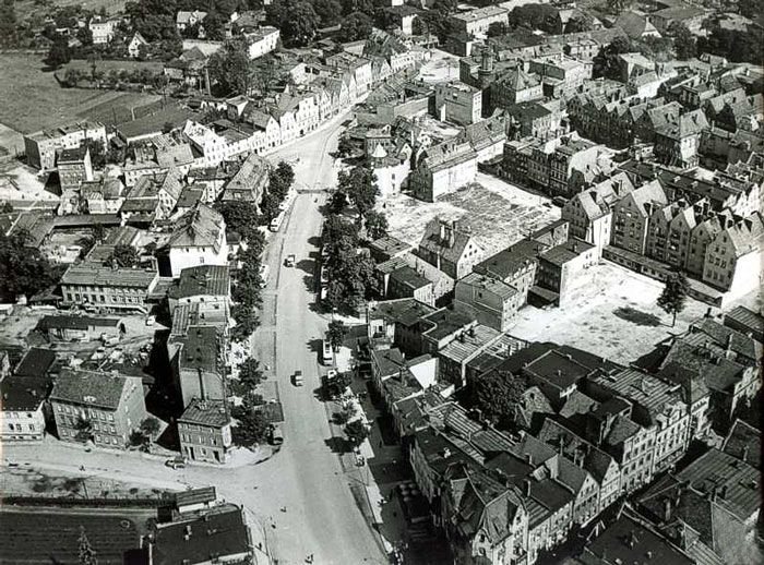 Niemal pusty plac Bohaterów Stalingradu (dziś plac ks. kard. Wyszyńskiego) w niczym niemal nie przypomina jednego z najbardziej zatłoczonych miejsc w Jeleniej Górze.