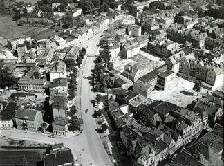 Niemal pusty plac Bohaterów Stalingradu (dziś plac ks. kard. Wyszyńskiego) w niczym niemal nie przypomina jednego z najbardziej zatłoczonych miejsc w Jeleniej Górze.