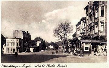 I jeszcze jeden widok na Adolf-Hitlerstrasse (później plac Bohaterów Stalingradu, dziś, plac ks. kard. Wyszyńskiego). Widać budkę stacji benzynowej, w której jeszcze w latach 90-ty